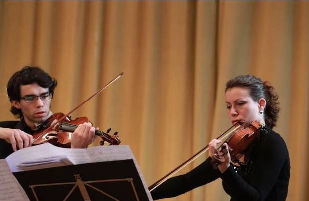 Das Violinduo Christoph-Friedemann und Marie-Luise Dingler interpretierte am Freitag in der Aula des Coburger Casimirianums Draesekes Suite op. 86 für zwei Violinen.  4. Juni 2010