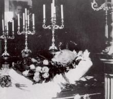 Draeseke on his death bed (portrait of Beethoven in background).